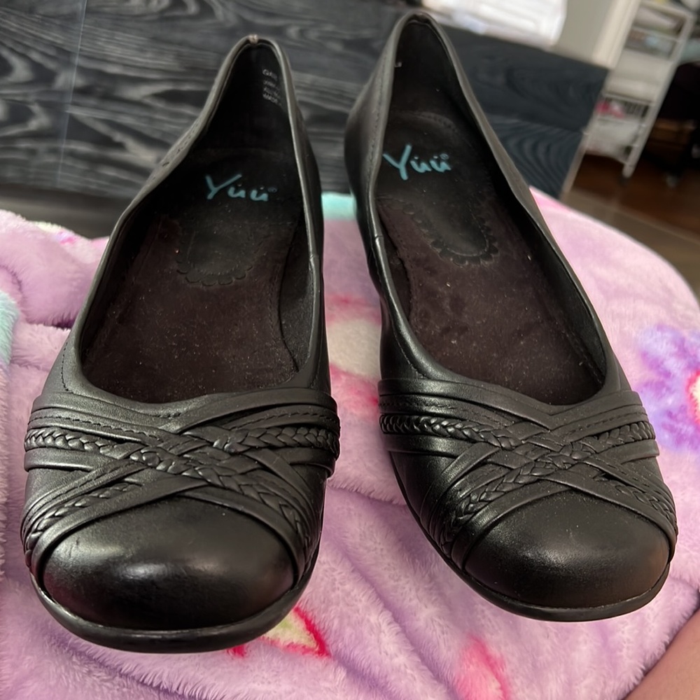 Yuu Gail 11M black round toe women shoes heel-toe 11 in width 3.5 in heel .75 in